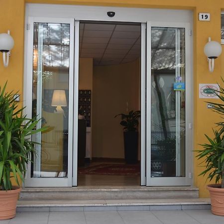 Hotel Capitol Pesaro Buitenkant foto