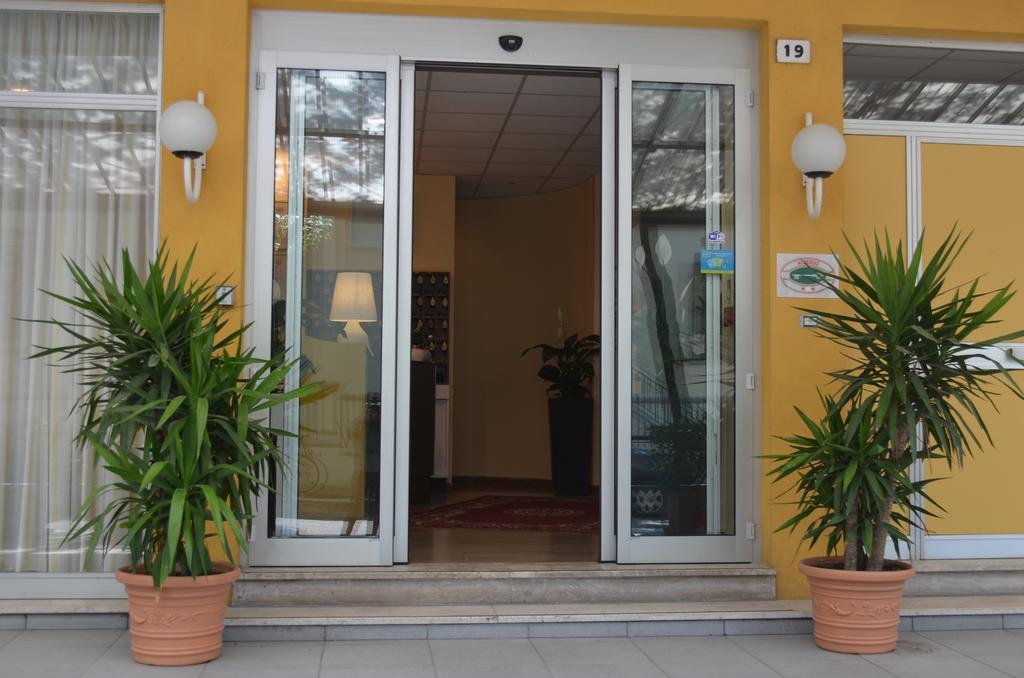 Hotel Capitol Pesaro Buitenkant foto