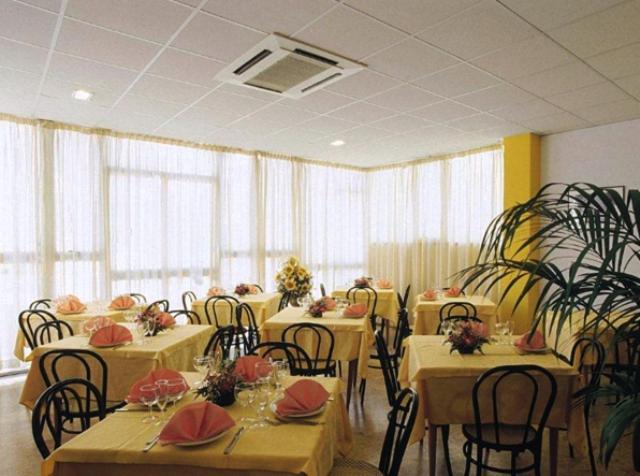 Hotel Capitol Pesaro Buitenkant foto