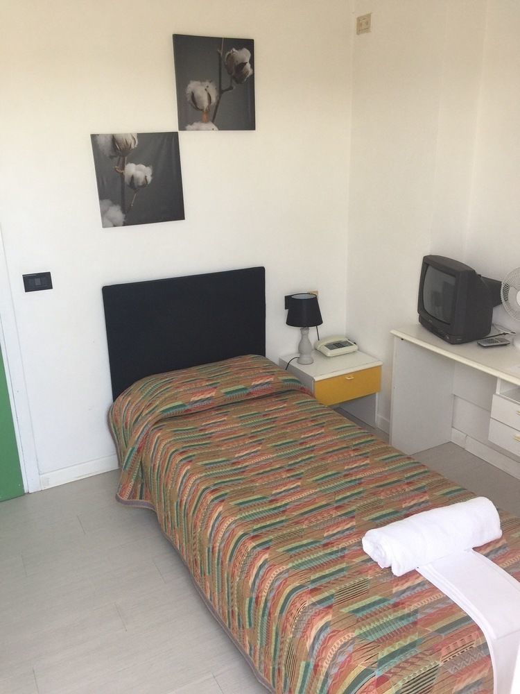 Hotel Capitol Pesaro Buitenkant foto