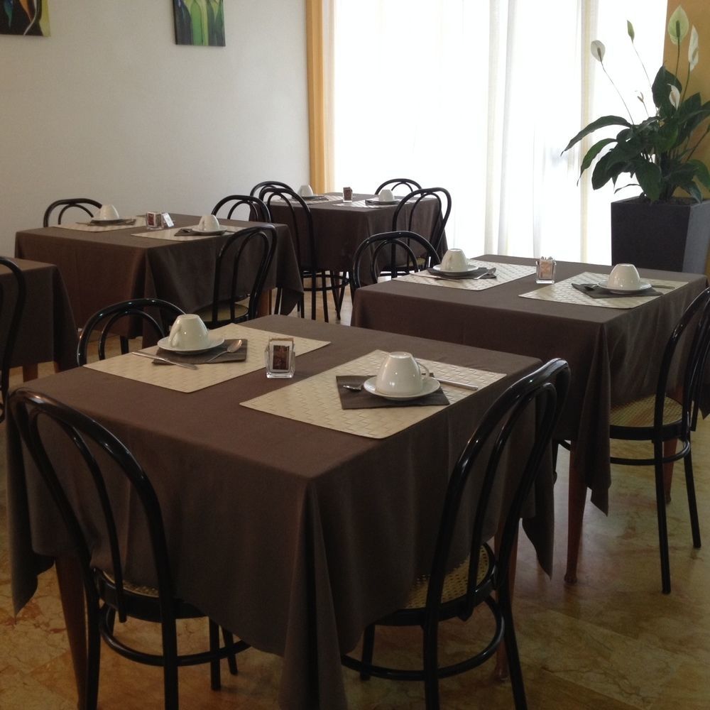 Hotel Capitol Pesaro Buitenkant foto