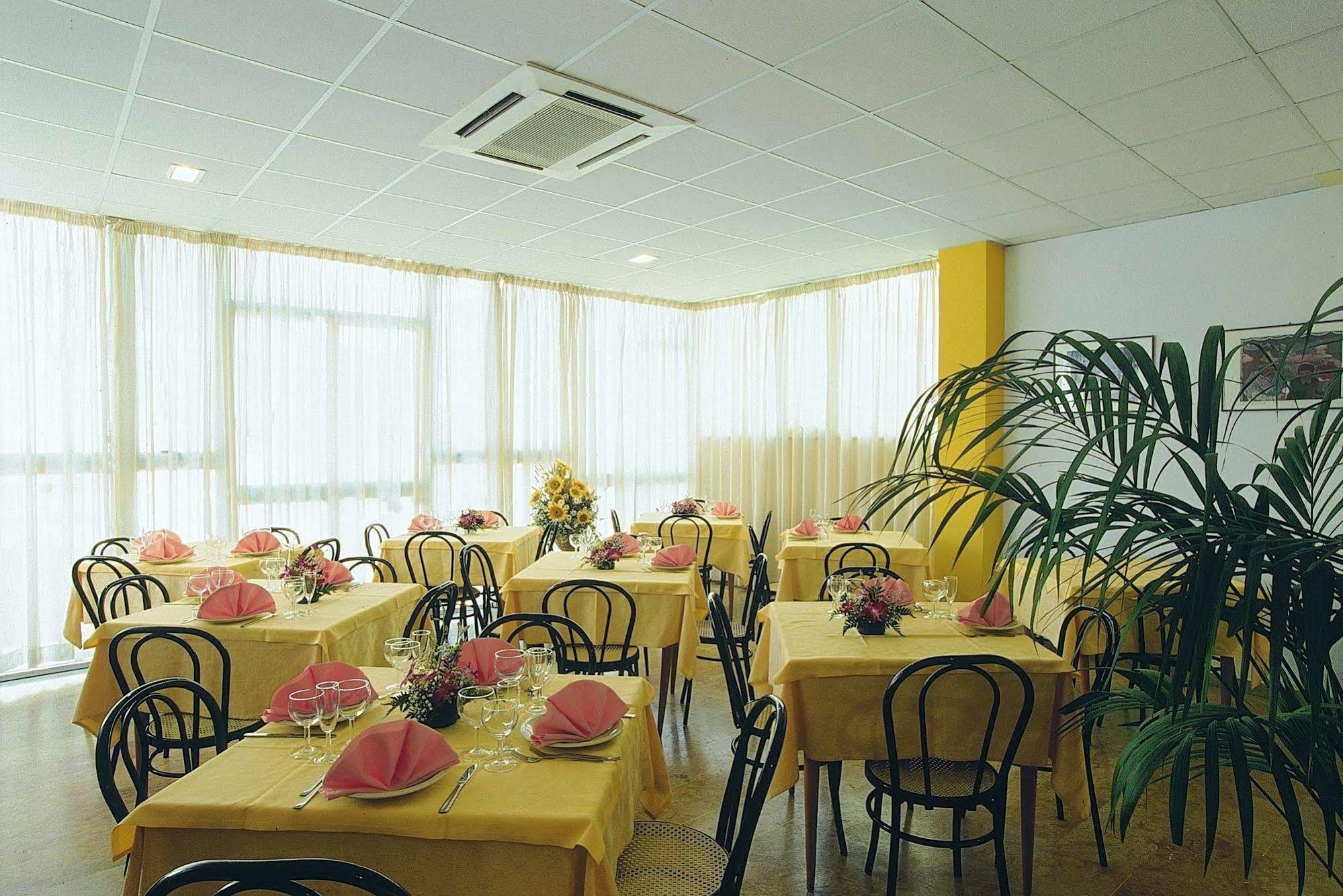 Hotel Capitol Pesaro Buitenkant foto