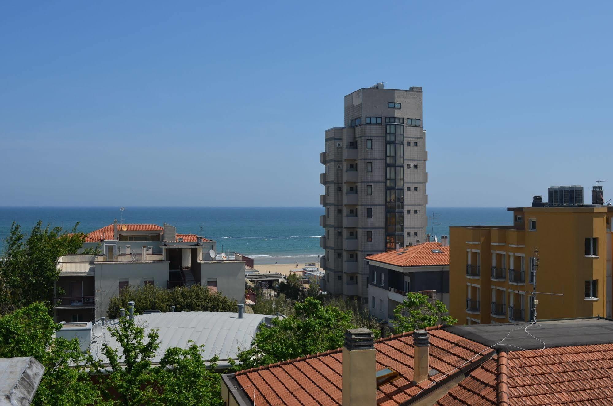 Hotel Capitol Pesaro Buitenkant foto