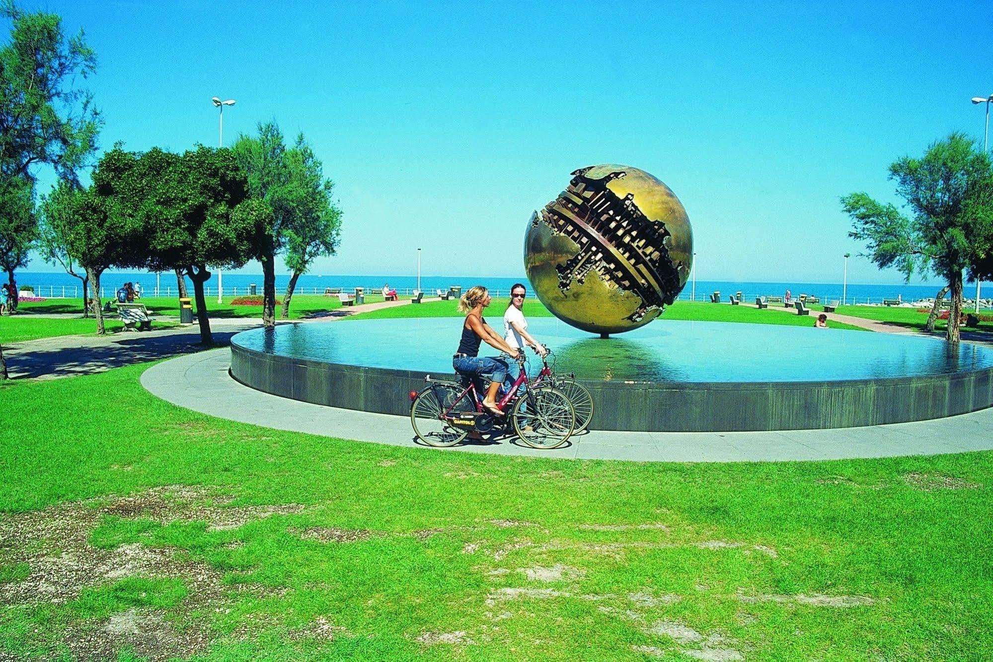 Hotel Capitol Pesaro Buitenkant foto